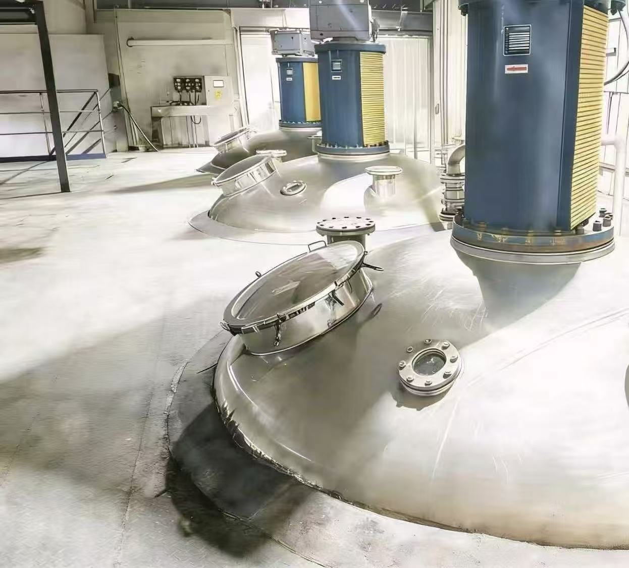 Enzymatic depolymerization reactor tanks